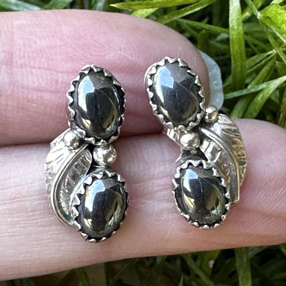 Vintage Navajo Stud Earrings 0.75 Inch Hematite Cabs Feather 925 Sterling 2.8g‎